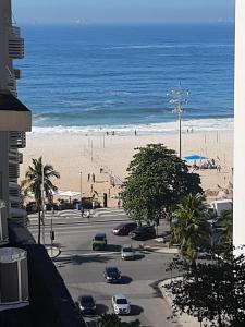 vista su una spiaggia e sull'oceano da un edificio di Família Copacabana a Rio de Janeiro