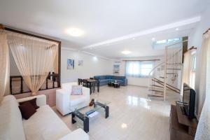 Televisyen dan/atau pusat hiburan di Artemis Studios - Pool and garden
