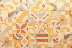 a bunch of colorful tiles on a wall at tra Sole e Limoni Apartments in Tramonti