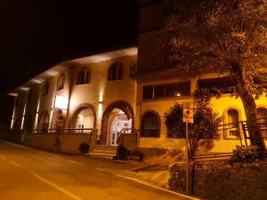 un edificio di notte con una strada davanti di Hotel Ristorante Farese a Melfi
