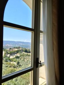 een open raam met uitzicht op de stad bij La Casa di Helena in Stroncone