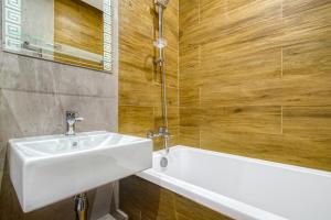 a bathroom with a sink and a bath tub at Cozy House 128A in Moscow