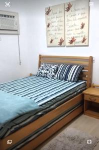 uma cama num quarto com em Apartamento Enseada no Guarujá mais 15 fotografias