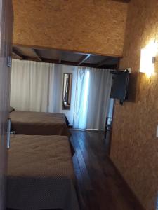 Una habitación con dos camas y un televisor de pantalla plana. en La Tavola Hotel, en Pinamar 19 fotos más