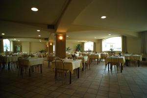 un comedor con mesas y sillas en un restaurante en La Cerquetta, en Trevi