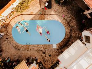 eine Aussicht auf Personen, die im Pool schwimmen in der Unterkunft Vintage Luxurious house in Sombor