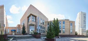 コロリョフにあるKorolev Hotelのレンガ造りの大きな建物
