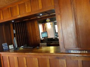 recepción en una habitación de hotel con mostrador de recepción en La Tavola Hotel, en Pinamar