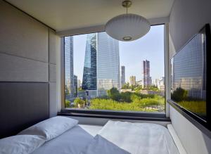 Een bed of bedden in een kamer bij citizenM Paris La Défense