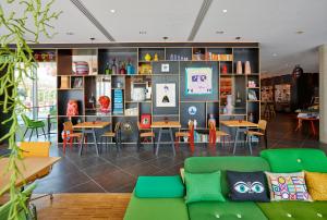Een zitgedeelte bij citizenM Paris La Défense