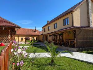 Gallery image of La Tusa Dusa in Ocolişu Mic +17 photos