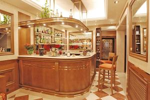 a large bar with a counter in a room at Hotel Fontana in Venice