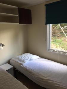 Llit o llits en una habitació de Camping Bois-Girault