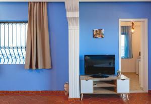 TV a/nebo společenská místnost v ubytování CHAMBRE BLEUE