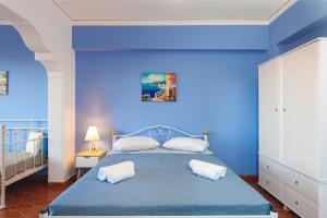 Postel nebo postele na pokoji v ubytování CHAMBRE BLEUE