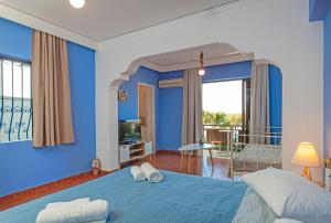 Postel nebo postele na pokoji v ubytování CHAMBRE BLEUE