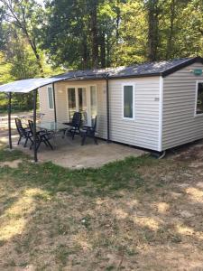 uma pequena casa com uma mesa de piquenique e uma tenda em Camping Bois-Girault em Gien