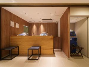 a waiting room with two stools and a counter at Super Hotel Shinagawa Aomono-Yokocho in Tokyo