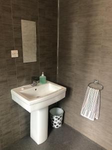 塔伯特的住宿－Islay Frigate Hotel，浴室设有白色水槽和镜子