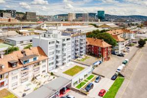 eine Luftaufnahme einer Stadt mit Gebäuden in der Unterkunft SWAS by Livingdowntown in Zürich