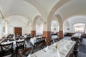 Reštaurácia alebo iné gastronomické zariadenie v ubytovaní Hotel Floret
