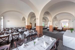Reštaurácia alebo iné gastronomické zariadenie v ubytovaní Hotel Floret