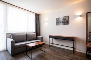 Ein Sitzbereich in der Unterkunft SWAS by Livingdowntown