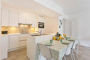 eine Küche mit einem Tisch und Stühlen in einer Küche in der Unterkunft Flat Antoine in De Panne