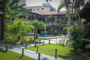 a courtyard of a building with a resort at Pousada Solar de Itaúna in Saquarema