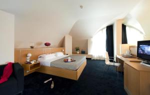 ein Hotelzimmer mit einem Bett und einem Schreibtisch in der Unterkunft Hotel Delle Fiere in Mozzate