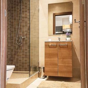 a bathroom with a shower and a sink and a toilet at RESIDENCE PUERTO MARINA Corniche d'Asilah in Asilah