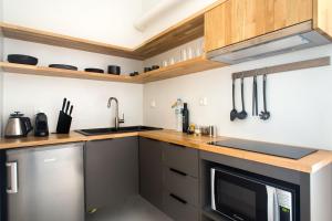 cocina con fregadero y microondas en Soho Apartments by Olala Homes en Athens