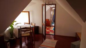 上維謝烏的住宿－Casa Toth din Țipțerai，客厅配有桌子和镜子
