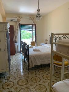 a bedroom with two twin beds and a window at B&B Casa Franca in Postiglione
