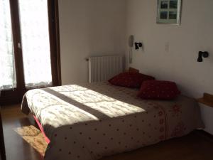 Un pat sau paturi într-o cameră la Les Tilleuls