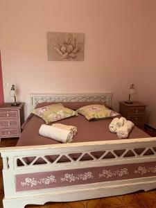 ein Bett mit Handtüchern darauf in einem Schlafzimmer in der Unterkunft B&B Casa Franca in Postiglione