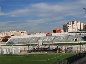 una pista de tenis con asientos vacíos en un estadio en Apartments Marija, en Zadar