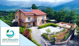 een afbeelding van een huis met zonnepanelen op het dak bij B&b VerdeMare Camerota in Camerota