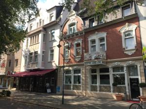 a building on the corner of a street at Hotel Arkade in Leverkusen