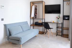 Televízia a/alebo spoločenská miestnosť v ubytovaní Sweet Sevilla Suites