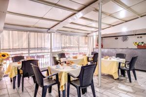 Reštaurácia alebo iné gastronomické zariadenie v ubytovaní Napoli's Gold