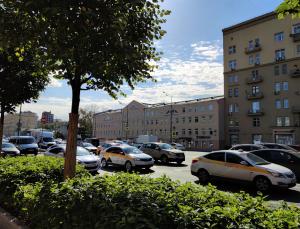 een stel auto's geparkeerd op een parkeerplaats bij City Garden Hotel Taganskaya in Moskou