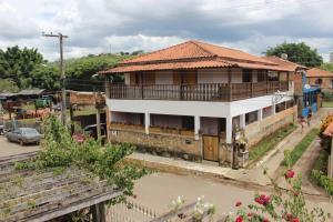 a house with a balcony on a street at Casa do Gil in Tiradentes