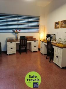 una oficina con escritorios y sillas en una habitación en Casa Massima Hotel, en León