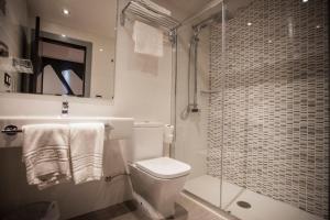 Ванная комната в Hostal Barcelona +37 фотографий