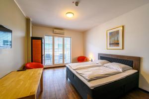 Un pat sau paturi într-o cameră la Art Rock Downtown Hotel
