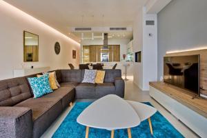- un salon avec un canapé et une table dans l'établissement Bright & Spacious 3 Bedroom Apartment in Mellieha, à Mellieħa