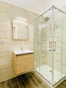 een badkamer met een douche en een wastafel bij CASA di Ale & Frank in Salerno