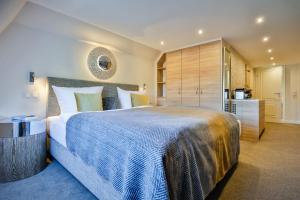 1 dormitorio con 1 cama grande y cocina en Landhaus Sylter Hahn, en Westerland