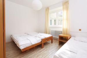 Łóżko lub łóżka w pokoju w obiekcie Hotel Medlov Depandance
